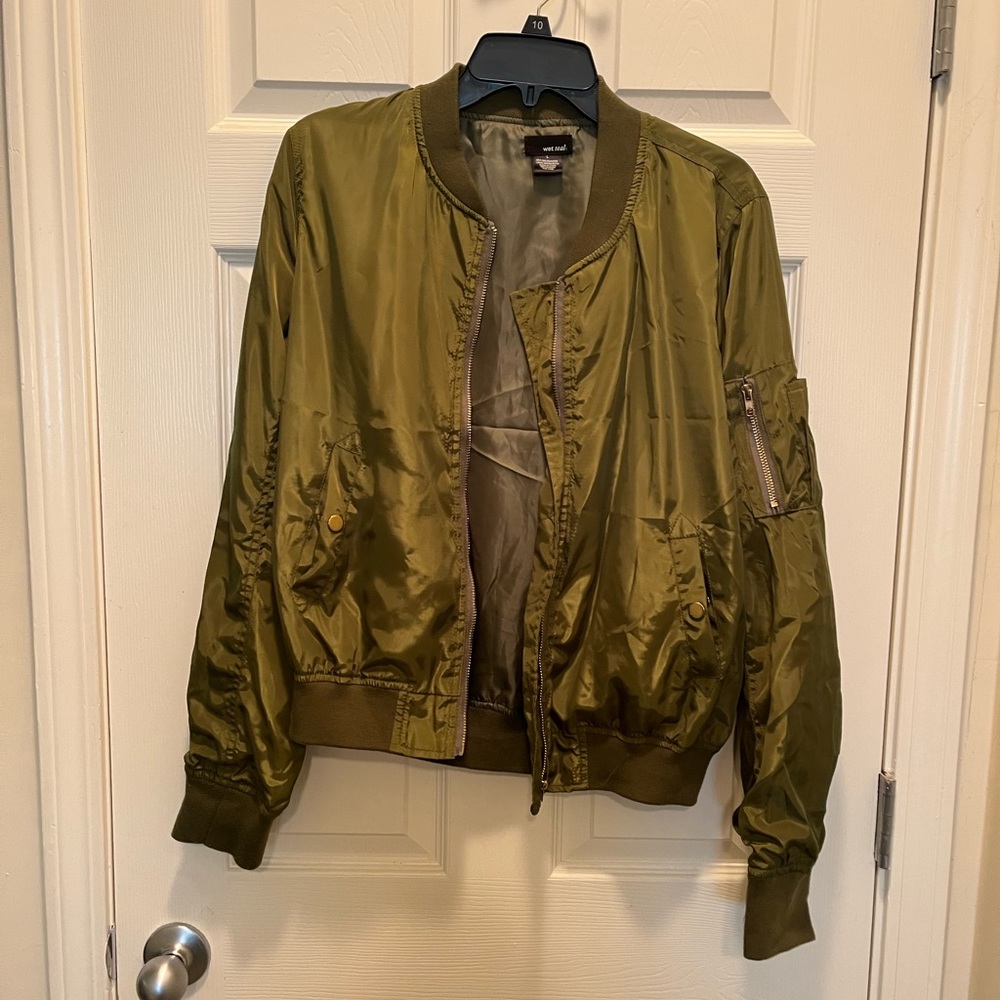 📍 Final Price 📍Green Bomber Jacket